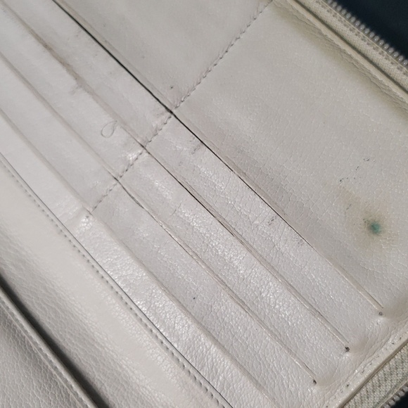 Chanel Off-White Camellia Zipped Wallet - Picture 15 of 16